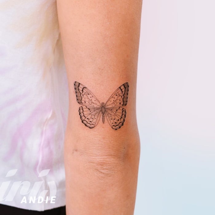 tatuajes con diseño de línea fina, fine line, one line, un solo trazo en forma de mariposa, flores, limones, retratos, animales, corazones