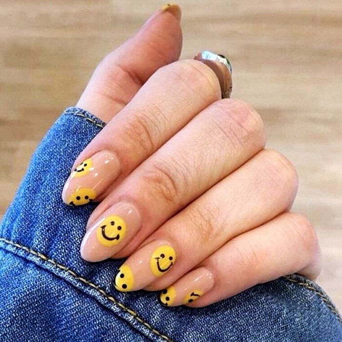 Diseños de uñas con caritas felices para ser más positiva