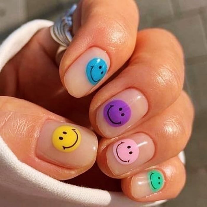 diseño de uñas con gelish, acrílicas, postizas con caritas felices, smiley face, en rosa, azul, amarillo, verde y celeste