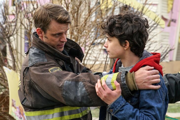 Matthew Casey Lucas Jade Zumann en una escena de Chicago Fire 