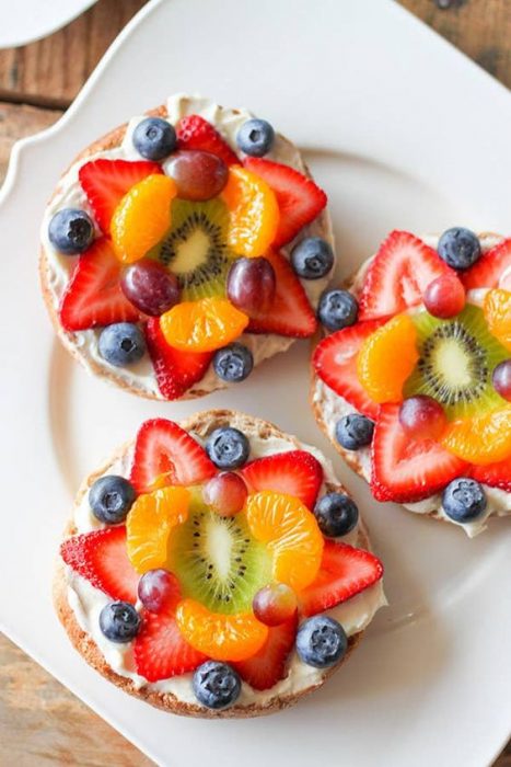 Bagel with fruit; 13 Breakfasts to start your day with flavor and energy