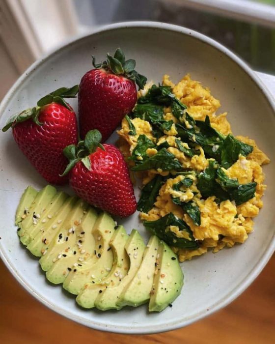 Huevos revueltos acompañados con fruta ;13 Desayunos para comenzar tu día con sabor y energía