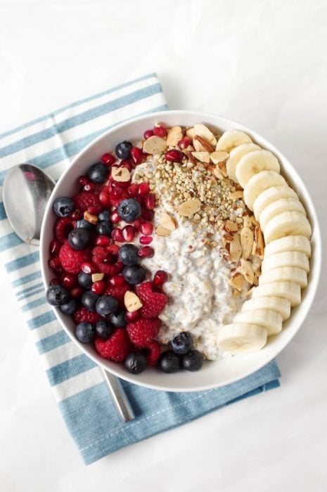 Bowl con avena trasnochada ;13 Desayunos para comenzar tu día con sabor y energía