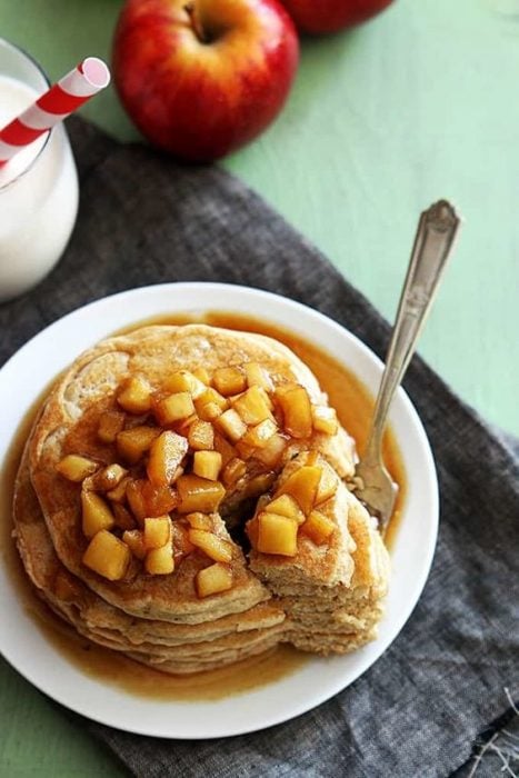 Hot cakes de manzana ;13 Desayunos para comenzar tu día con sabor y energía