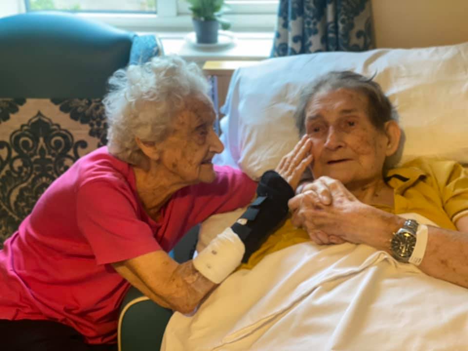 Grandpa couple reunite after 100 days apart