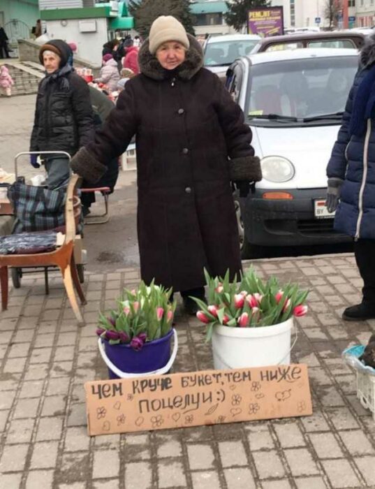 mujer vendiendo flores en rusia