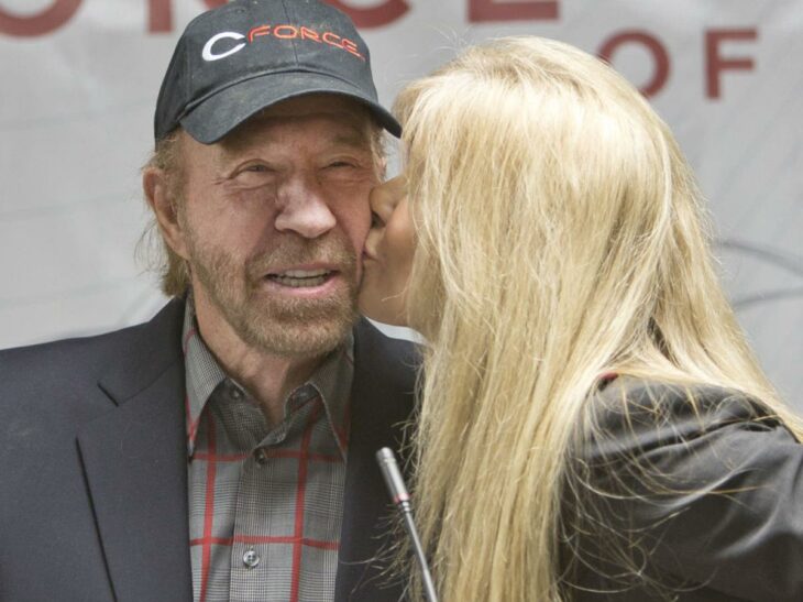 Gena O’Kelley besando a sus esposo Chuck Norris