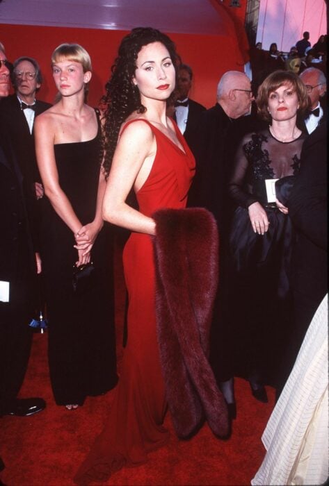 Minnie Driver en la alfombra roja de los Oscar de 1998