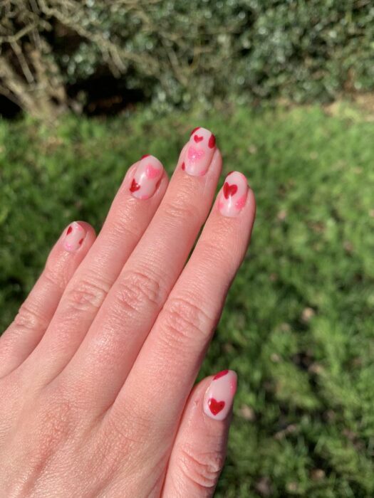 uñas cortas con estampado de corazones 