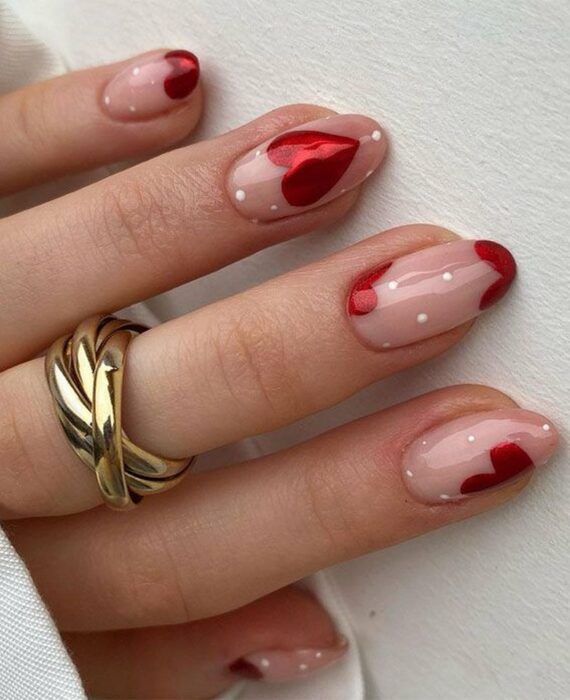 uñas cortas con corazones rojos