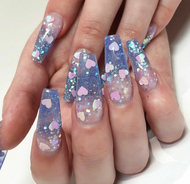 uñas acrílicas con glitter y corazones rosas