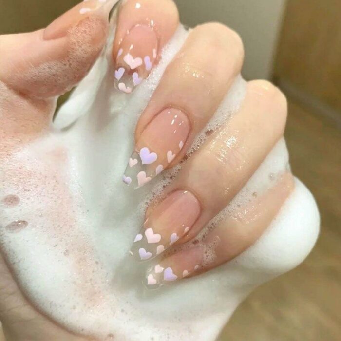 uñas acrílicas con corazones pastel