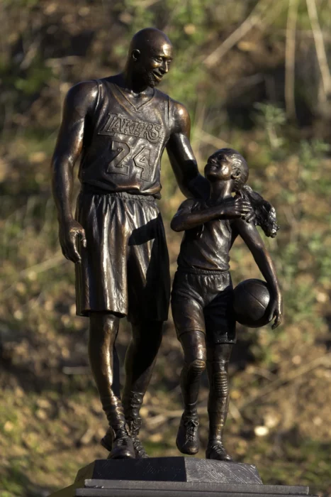 Estatua de Kobe Bryant; A dos años de su muerte, conmemoran a Kobe Bryant con una estatua