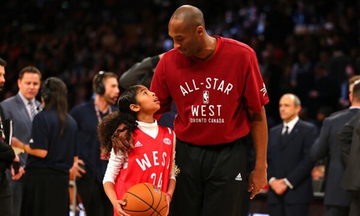 Kobe Bryant abrazando a su hija; A dos años de su muerte, conmemoran a Kobe Bryant con una estatua
