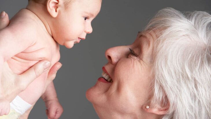 Abuela quiere cobrar por cuidar a su nieto a pesar de que vive gratis con su hija