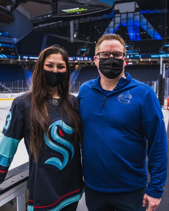 Brian Hamilton y Nadia Popovici en el estadio de Hockey en Vancouver