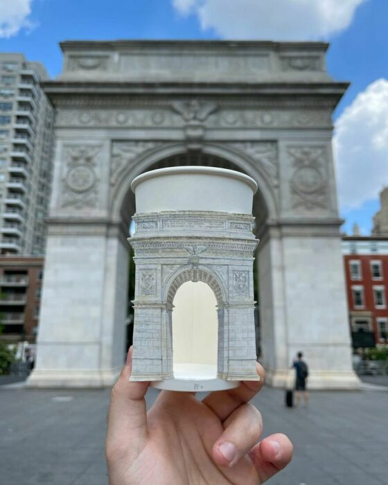 Arco ;Artista recrea hermosas obras de arte en vasos de papel y el resultado es bellísimos 