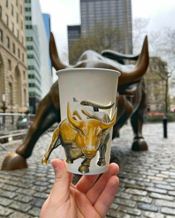 Toro ;Artista recrea hermosas obras de arte en vasos de papel y el resultado es bellísimos 