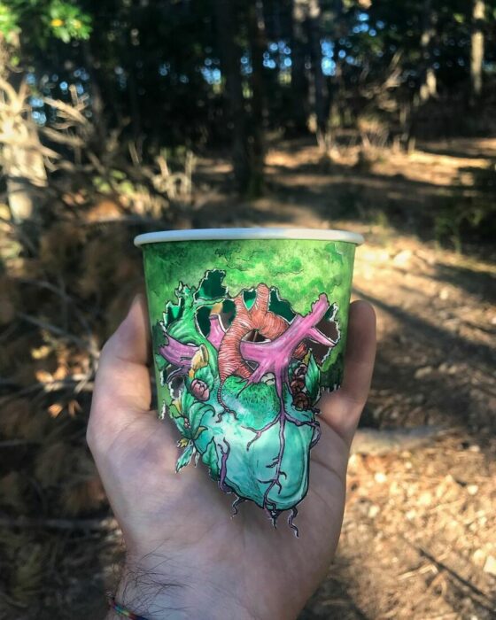 Raíces de árbol ;Artista recrea hermosas obras de arte en vasos de papel y el resultado es bellísimos 