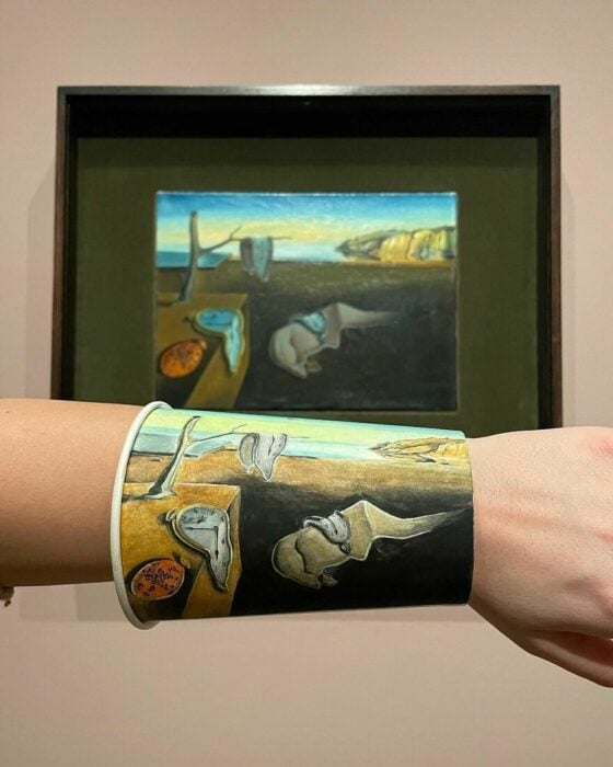 Relojes Salvador Dalí ;Artista recrea hermosas obras de arte en vasos de papel y el resultado es bellísimos 