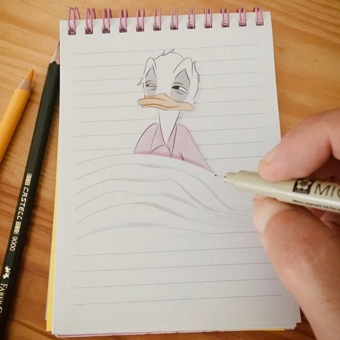 Pato Donald ;Artista combina personajes Disney con libreta a rayas y es genial