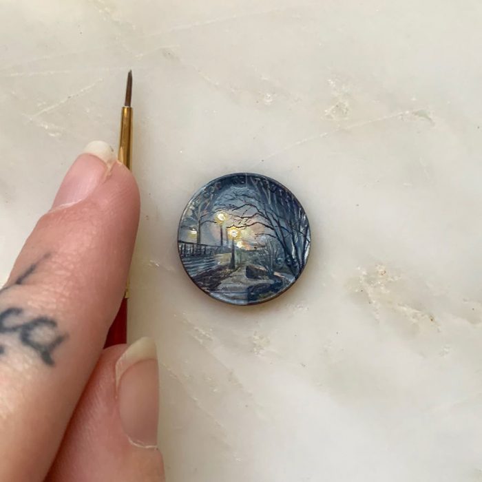 Paisaje nocturno ;Artista crea hermosas obras de arte sobre monedas; merecen su propia galería