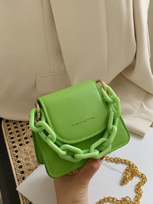 Bolso verde ;15 Bolsos con cadena chunky que sí harán match con tu outfit