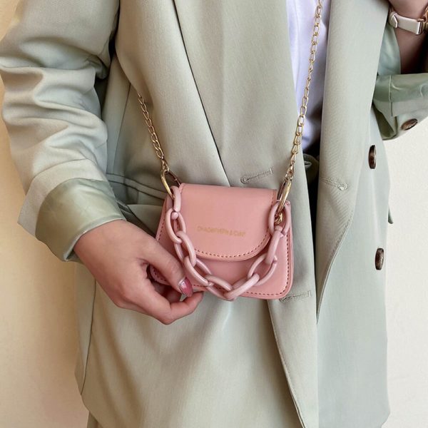 Bolso rosa ;15 Bolsos con cadena chunky que sí harán match con tu outfit