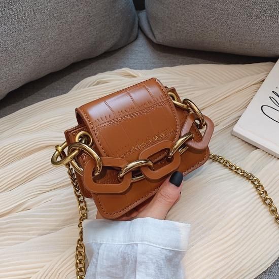 Bolso café ;15 Bolsos con cadena chunky que sí harán match con tu outfit