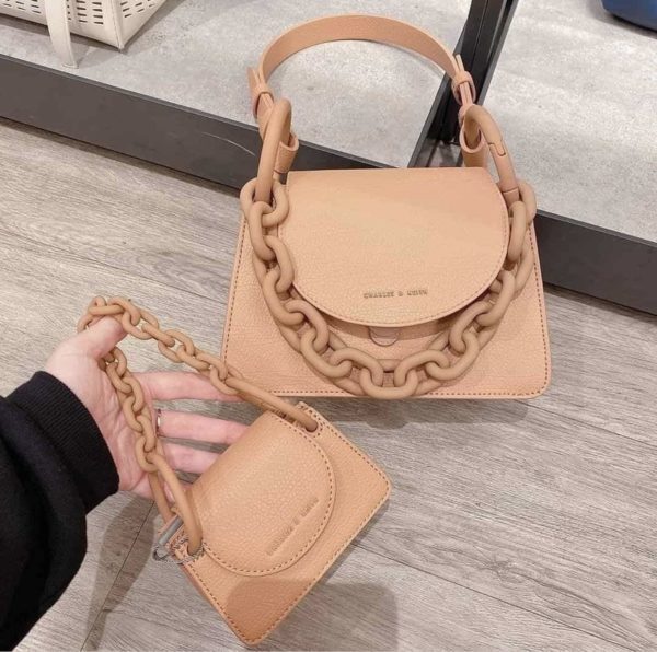 Bolso beige ;15 Bolsos con cadena chunky que sí harán match con tu outfit