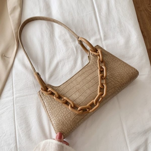 Bolso café ;15 Bolsos con cadena chunky que sí harán match con tu outfit