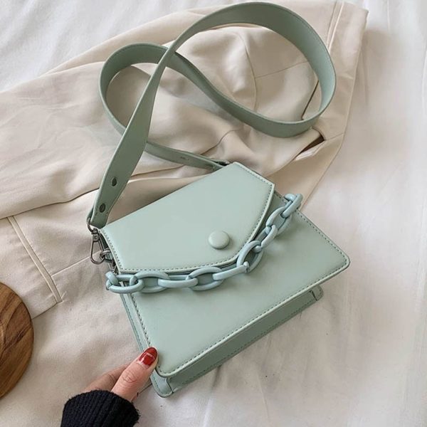 Bolso menta ;15 Bolsos con cadena chunky que sí harán match con tu outfit