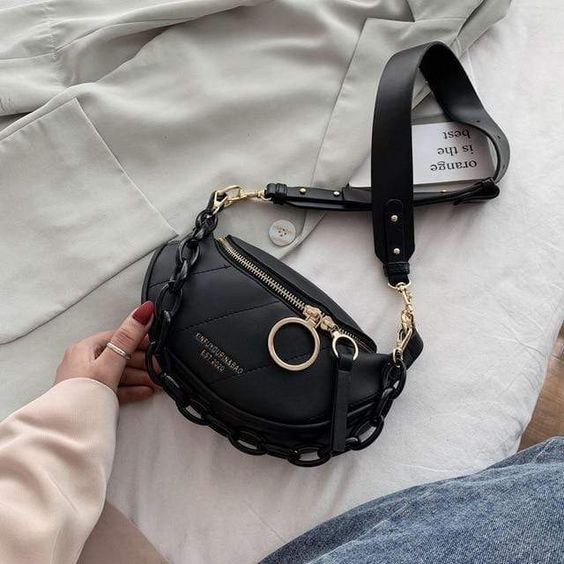 Bolso riñonera ;15 Bolsos con cadena chunky que sí harán match con tu outfit