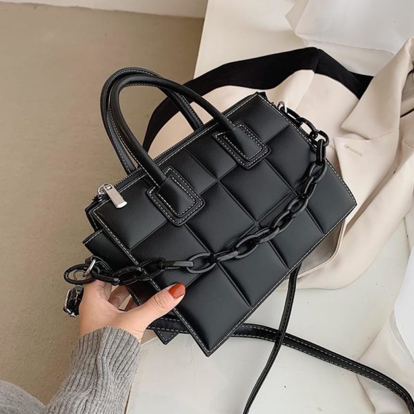 Bolso negro ;15 Bolsos con cadena chunky que sí harán match con tu outfit