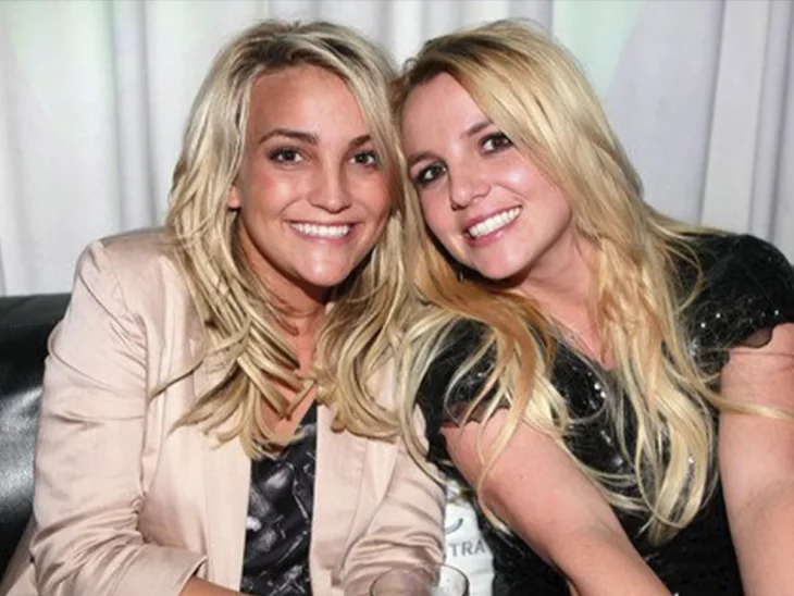 Britney and James Spears;  Britney Spears explodes against her sister for writing a book about her without her authorization