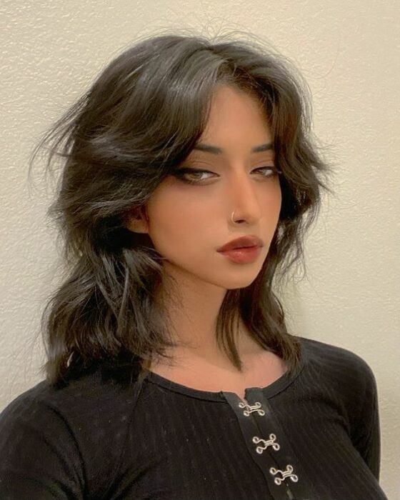 Chica con el cabello estilo grunge inspirado en los 90