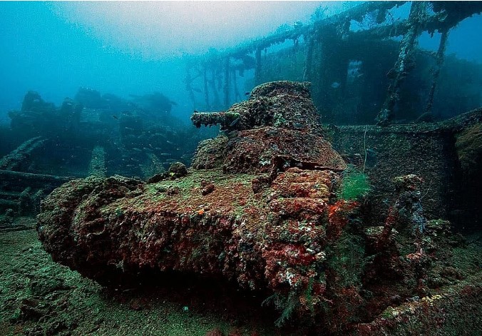 Objects captured at the bottom of the sea 