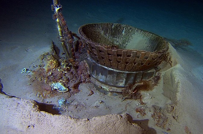 Objects captured at the bottom of the sea 