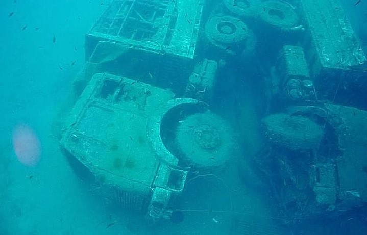 Objects captured at the bottom of the sea 