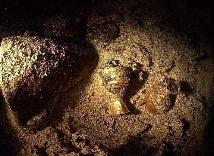 Objects captured at the bottom of the sea 