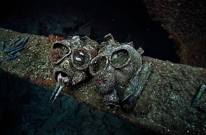 Objects captured at the bottom of the sea 