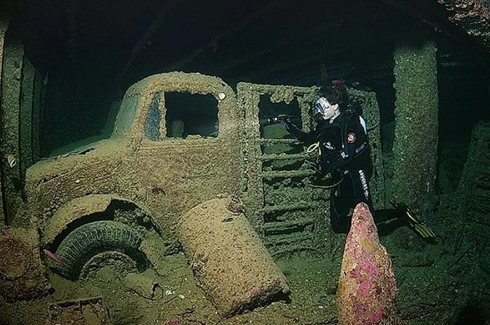 Objects captured at the bottom of the sea 