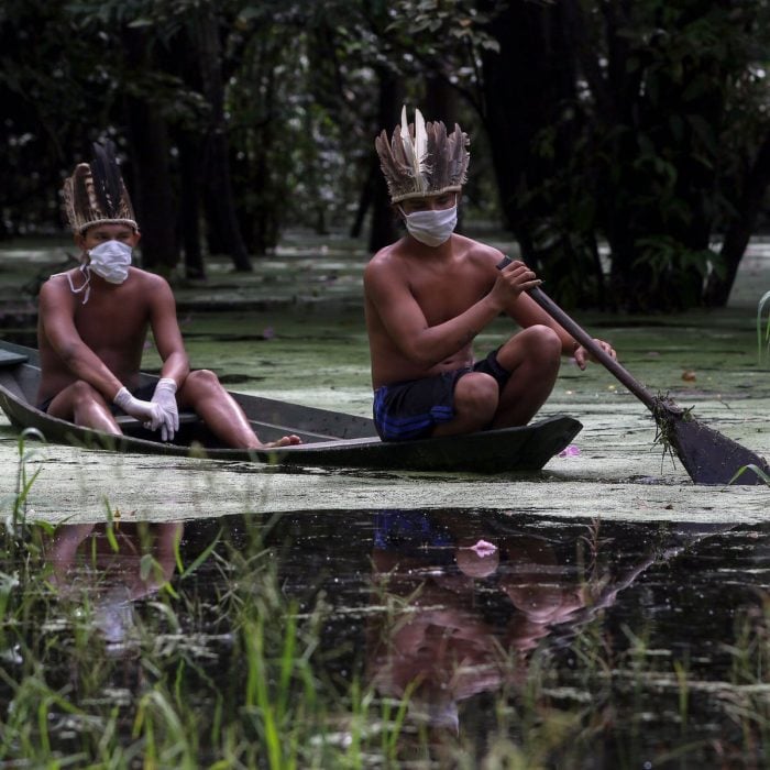 Nativos brasileños navegando una canoa 