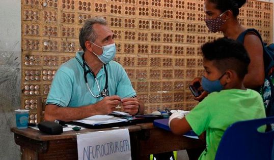 Médico revisando a un niño en brasil 