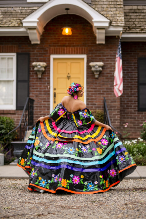 vestido folklóico hecho con cinta adhesiva