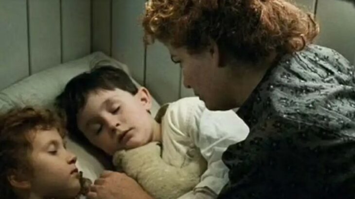 Escena de la película de Titanic en la que está un niño junto a su madre y su hermana 