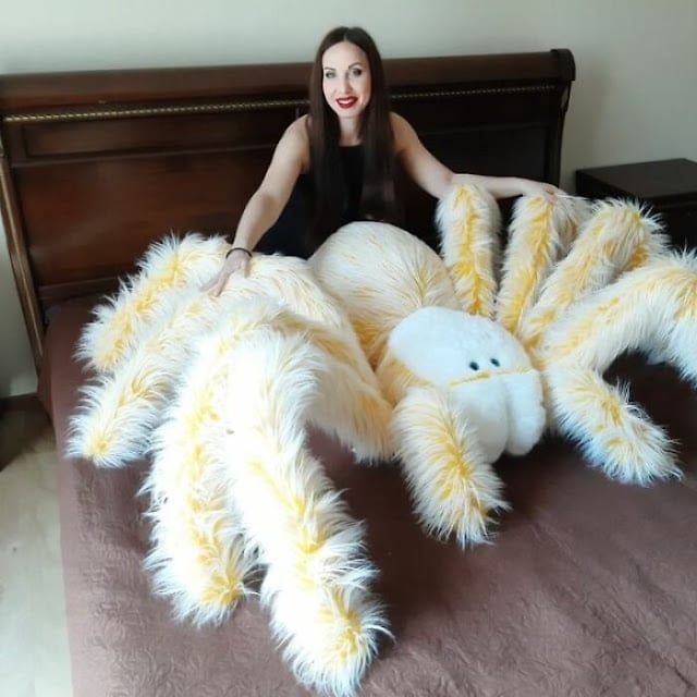 araña amarilla; Crea almohadas en forma de arañas gigantes y el resultado es todo un éxito