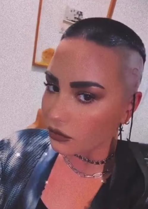 Demi Lovato mostrando su tatuaje en forma de araña 