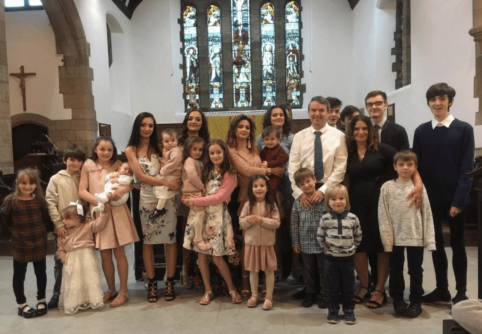 Sue and Noel's family with 22 children in a family photo