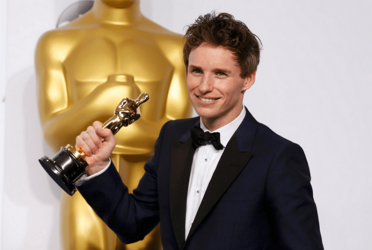 eddie redmayne posando con su premio óscar